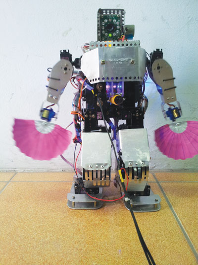 Robot dáng người - sinh viên Việt Nam sáng chế