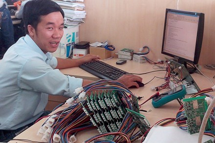 Kỹ sư của ICDREC đang kiểm tra linh kiện có gắn chip 8-bit “made in VN” để cung cấp cho Saigon Track sản xuất thiết bị định vị.