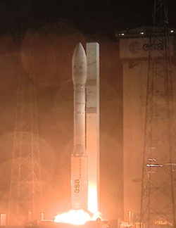 Tên lửa Vega mang vệ tinh Việt Nam trên bệ phóng. Ảnh:Arianespace
